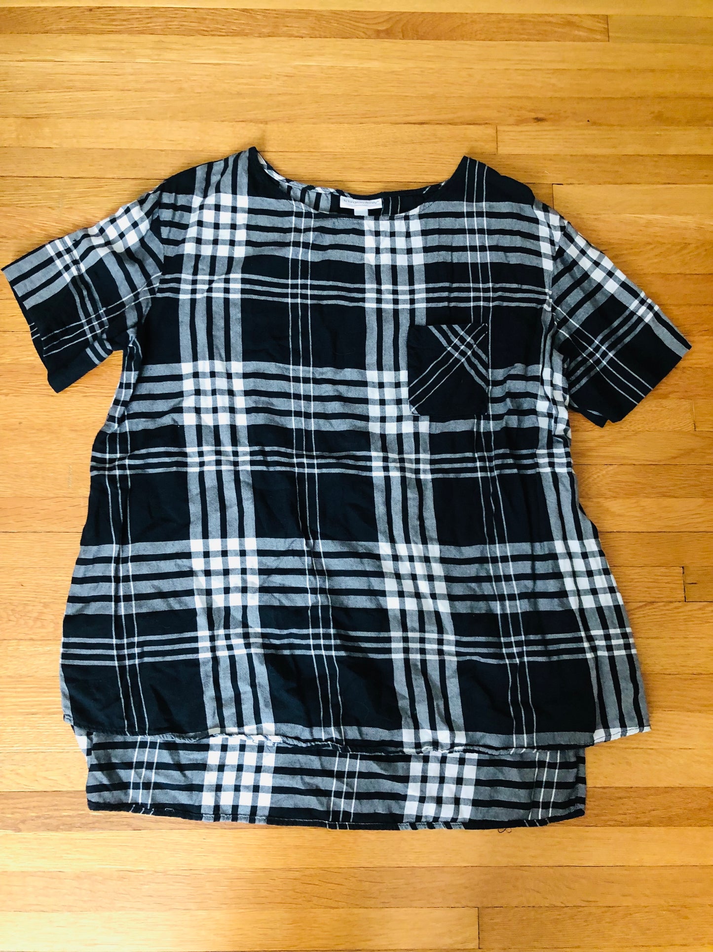 Liz Lange maternity pocket front plaid tee, L